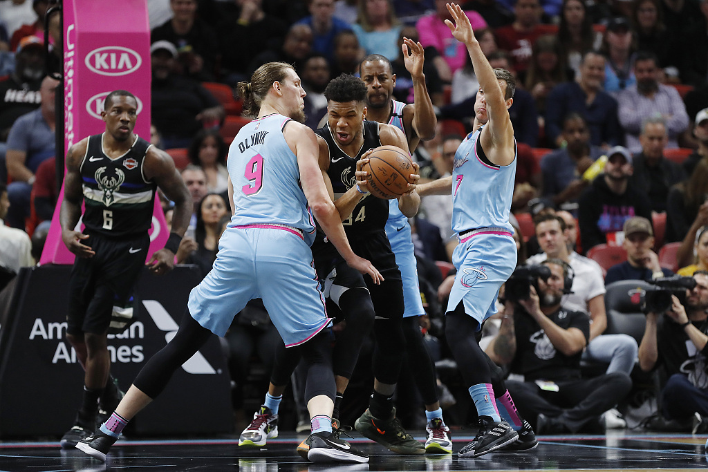  字母哥暴扣制胜，雄鹿客场力克热火豪取五连胜  